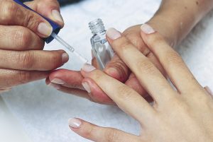 Cómo aplicar la laca para uñas de manera uniforme y sin manchas